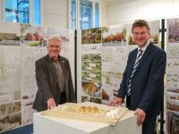 Setzen sich mit Fachinformationen gemeinsam für innovatives und klimagerechtes Bauen ein: Prof. Dr.-Ing. Ingo Hadrych (l.), Präsident der hochschule 21, und Jens Wrede, Geschäftsführer der WLH Wirtschaftsförderung im Landkreis Harburg GmbH. Foto: WLH