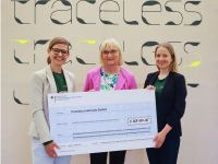 Die parlamentarische Staatssekretärin Dr. Bettina Hoffmann (Mitte) mit den traceless-Gründerinnen Johanna Baare (links) and Anne Lamp (rechts).