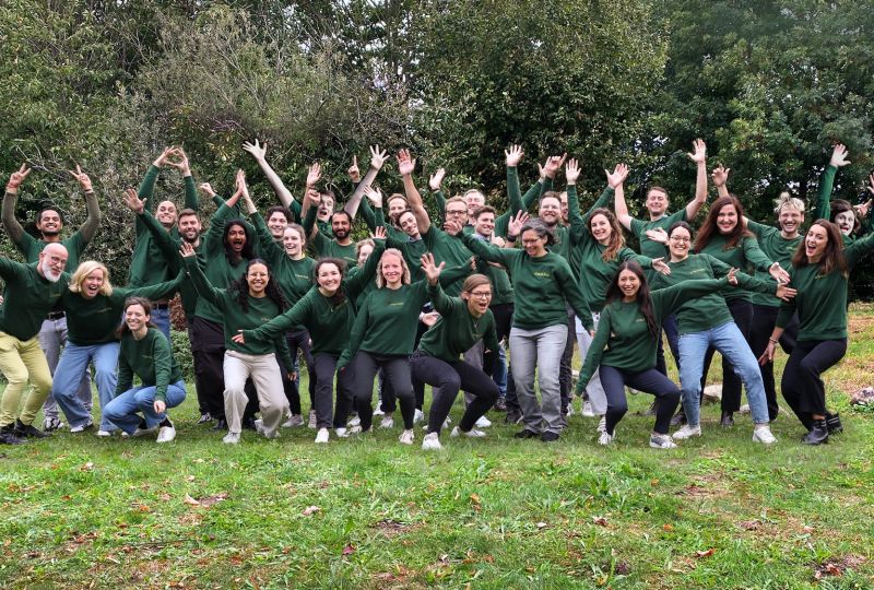 Das Team von traceless materials feiert den Erfolg der jüngsten Finanzierungsrunde.