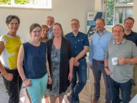 Das WLH-Gründungsnetzwerk ist keine feste Organisation, sondern ein Kreis von Aktiven Personen und Institutionen in dem Gründerökosystem, die beständig Gründer:innen und Startups aus der Region mit Beratung und Kontakten unterstützen. Hier im Bild: Christine Benecke, Mareike Lippmann, Günter Salewski, Sandra Differt, Jens Wrede, Carsten Wille, Kilian Böse, Sven Heitmann, Wolfgang Droste, Kerstin Helm.